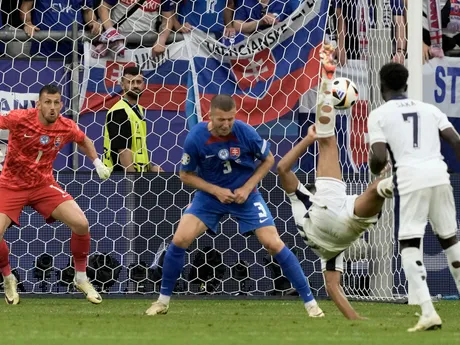 Jude Bellingham pri strelení vyrovnávajúcom góle v zápase Slovensko - Anglicko v osemfinále EURO 2024.