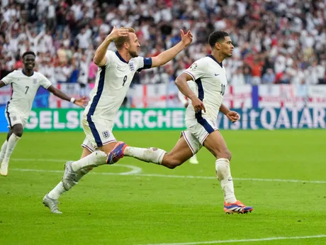 Jude Bellingham a Harry Kane sa radujú z vyrovnávajúceho gólu v zápase Slovensko - Anglicko v osemfinále EURO 2024.
