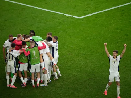 Radosť anglických futbalistov po vyrovnávajúcom góle v zápase Slovensko - Anglicko v osemfinále EURO 2024.