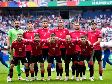 Futbalisti Gruzínska pózujú pred zápasom proti Česku na EURO 2024.
