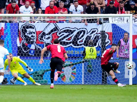 Georges Mikautadze premieňa pokutový kop v zápase Česko - Gruzínsko na EURO 2024.