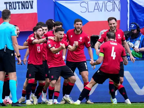 Futbalisti Gruzínska sa tešia z gólu v zápase proti Česku na EURO 2024.