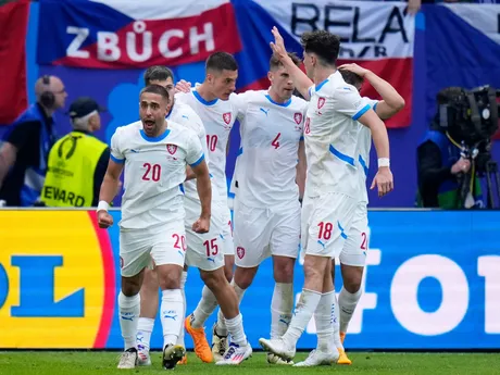 Českí futbalisti sa tešia z gólu v zápase proti Gruzínsku na EURO 2024.