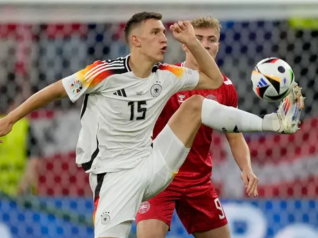 Nico Schlotterbeck a Rasmus Hojlund v zápase Nemecko - Dánsko na EURO 2024. 