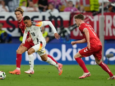 Jamal Musiala a Joachim Andersen v zápase Nemecko - Dánsko na EURO 2024. 