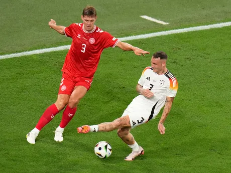 David Raum a Jannik Vestergaard v zápase Nemecko - Dánsko na EURO 2024. 