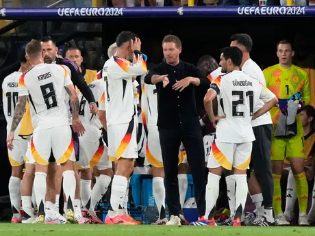 Julian Nagelsmann a hráči Nemecka v zápase Nemecko - Dánsko na EURO 2024. 