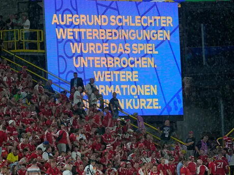 Oznam o prerušení zápasu Nemecko - Dánsko na EURO 2024. 