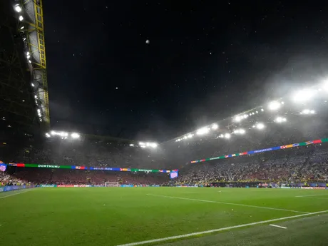 Dážď v Dortmunde v zápase Nemecko - Dánsko na EURO 2024. 
