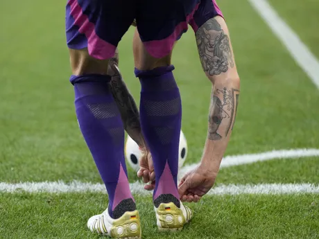 Germany's Toni Kroos ties his boot during a Group A match between Germany and Hungary at the Euro 2024 soccer tournament in Stuttgart, Germany, Wednesday, June 19, 2024. (AP Photo/Matthias Schrader)

- XEURO2024X
