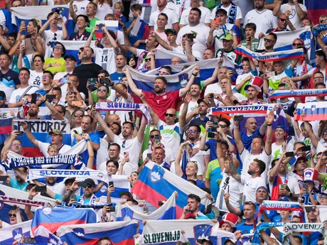 Fanúšikovia v zápase Slovinsko - Srbsko na EURO 2024. 