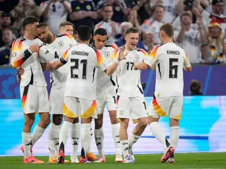 Nemeckí futbalisti oslavujú úvodný gól v zápase Nemecko - Škótsko na EURO 2024.