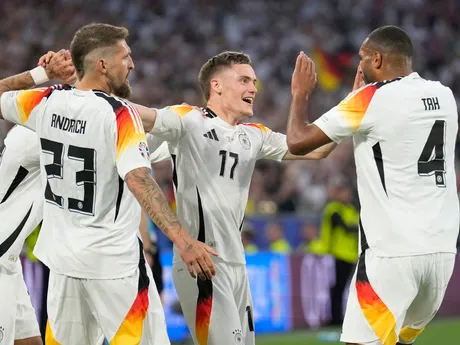 Florian Wirtz (v strede) oslavuje gól v zápase Nemecko - Škótsko na EURO 2024.