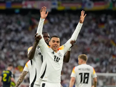 Jamal Musiala oslavuje gól v zápase Nemecko - Škótsko na EURO 2024.