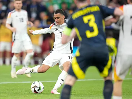 Jamal Musiala strieľa druhý gól Nemecka v zápase Nemecko - Škótsko na EURO 2024.