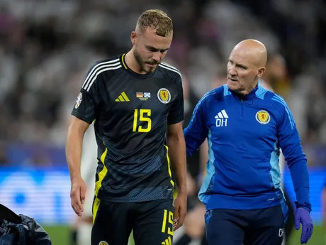 Škót Ryan Porteous opúšťa ihrisko po červenej karte v zápase Nemecko - Škótsko na EURO 2024.