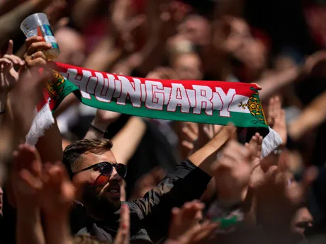 Maďarský fanúšik so šálom pred zápasom Maďarsko - Švajčiarsko na EURO 2024.