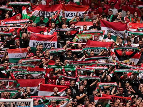 Maďarskí fanúšikovia v zápase so Švajčiarskom na EURO 2024.