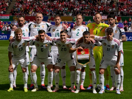 Futbalisti Maďarska pózujú pred zápasom so Švajčiarskom na EURO 2024. 