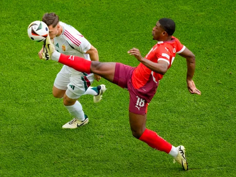 Švajčiarsky útočník Kwadwo Duah v súboji s maďarským obrancom Willim Orbánom na EURO 2024. 