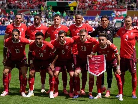 Futbalisti Švajčiarska pózujú pred zápasom s Maďarskom na EURO 2024. 