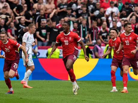 Švajčiarski futbalisti sa tešia z gólu Kwadwa Duaha v zápase proti Maďarsku na EURO 2024.