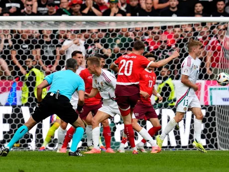 Michel Aebischer strelou spoza šestnástky strieľa gól v zápase Maďarsko - Švajčiarsko. 