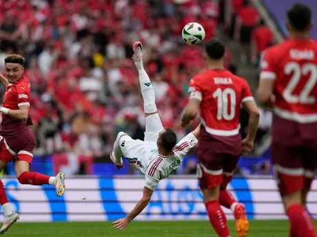 Maďarský futbalista Attila Fiola v akrobatickej pozícii počas zápasu so Švajčiarskom na ME 2024.