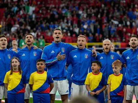 Talianski futbalisti spievajú národnú hymnu pred zápasom s Albánskom na EURO 2024.