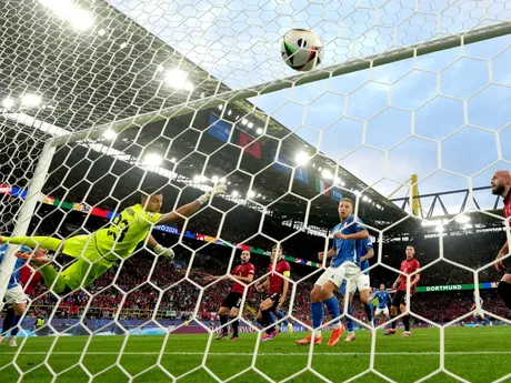 Taliansky hráč Alessandro Bastoni strieľa gól do siete Albánska na EURO 2024.