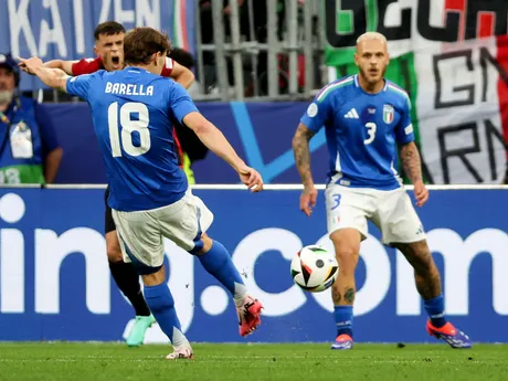 Nicolo Barella strieľa gól v zápase Taliansko - Albánsko na EURO 2024. 