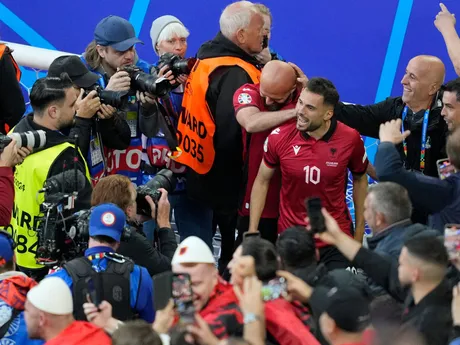 Nedim Bajrami a jeho gólová radosť v zápase Taliansko - Albánsko na EURO 2024.