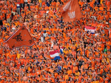 Fanúšikovia Holandska v zápase s Francúzskom na EURO 2024.