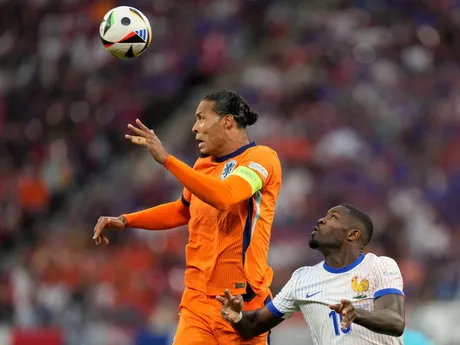 Virgil van Dijk a Marcus Thuram v zápase Holandsko - Francúzsko na EURO 2024.