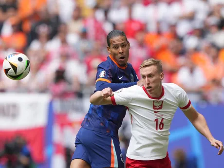 Virgil van Dijk a Adam Buksa v zápase Poľsko - Holandsko na EURO 2024