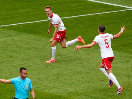 Poliaci oslavujú gól v zápase s Holandskom na EURO 2024