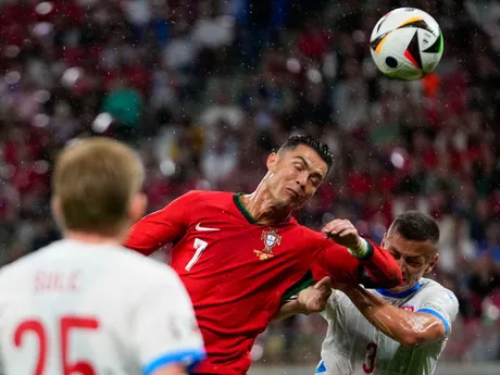 Cristiano Ronaldo hlavičkuje v zápase Portugalsko - Česko na EURO 2024.