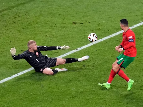 Jindřich Staněk a Cristiano Ronaldo v zápase Portugalsko - Česko na EURO 2024.