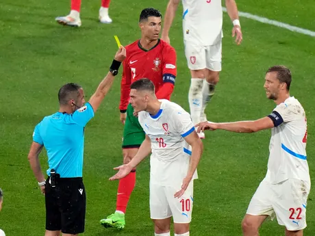 Patrik Schick dostáva žltú kartu v zápase Portugalsko - Česko na EURO 2024.