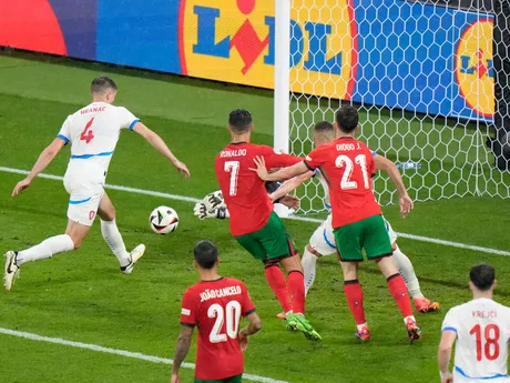 Robin Hranáč si strieľa vlastný gól v zápase Portugalsko - Česko na EURO 2024.
