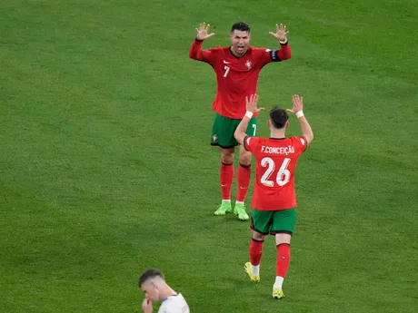 Cristiano Ronaldo a Francisco Conceicao oslavujú víťazný gól v zápase Portugalsko - Česko na EURO 2024.