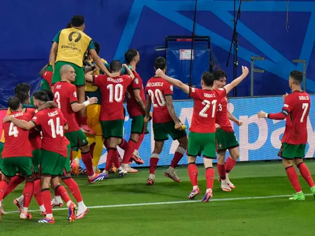 Futbalisti Portugalska oslavujú víťazný gól v zápase Portugalsko - Česko na EURO 2024.