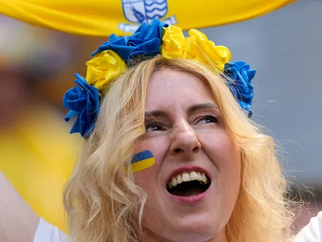 Ukrajinská fanúšička v zápase Rumunsko - Ukrajina na EURO 2024.