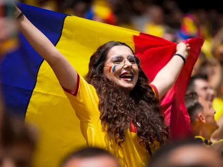 Fanúšička Rumunska v zápase Rumunsko - Ukrajina na EURO 2024.