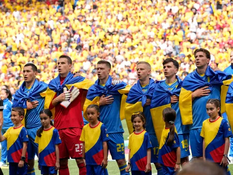 Ukrajinskí futbalisti spievajú hymnu pred zápasom Rumunsko - Ukrajina na EURO 2024.