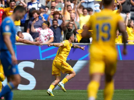Nicolae Stanciu oslavuje gól v zápase Rumunsko - Ukrajina na EURO 2024.