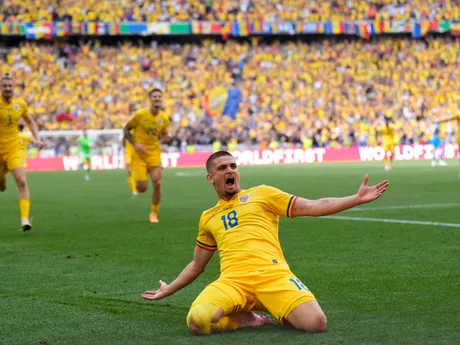 Rumunský futbalista Razvan Marin oslavuje gól v zápase Rumunsko - Ukrajina na EURO 2024.