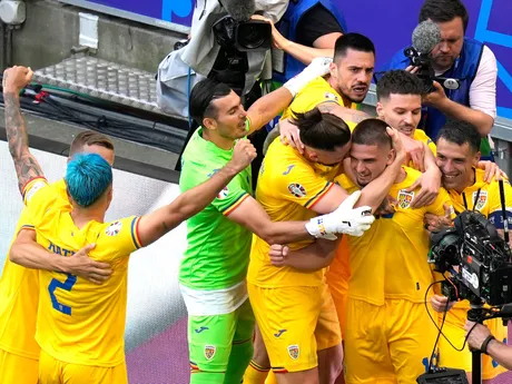 Futbalisti Rumunska oslavujú gól v zápase Rumunsko - Ukrajina na EURO 2024.