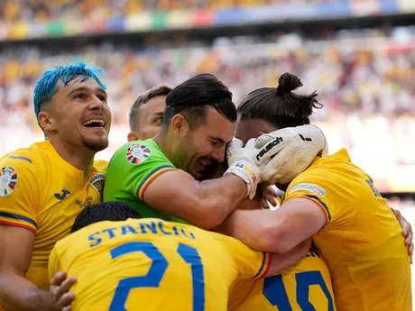 Futbalisti Rumunska oslavujú gól do siete Ukrajiny.