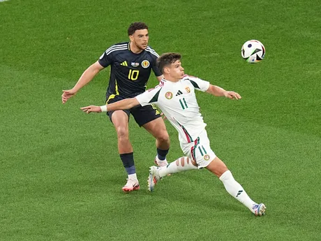 Milos Kerkez a Che Adams v zápase Škótsko - Maďarsko na EURO 2024.